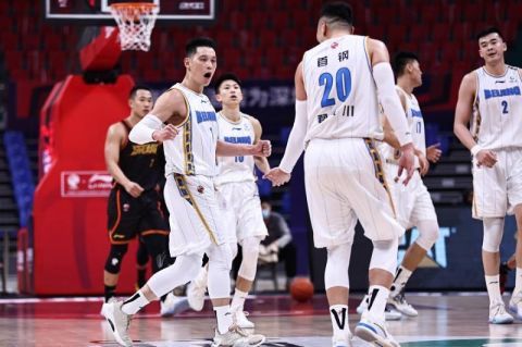 多名NBA高管：鹈鹕几乎不可能裁掉锡安据TA记者MikeVorkunov报道，由于锡安上赛季仅出战了29场比赛，他后三个赛季（2025-26、2026-27、2027-28）的合同将不再受保障。